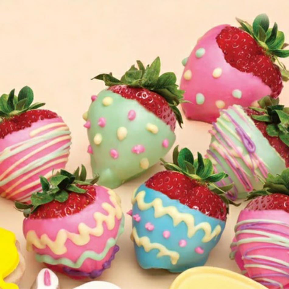 décoration de pâques aux fraises décorées comme œufs