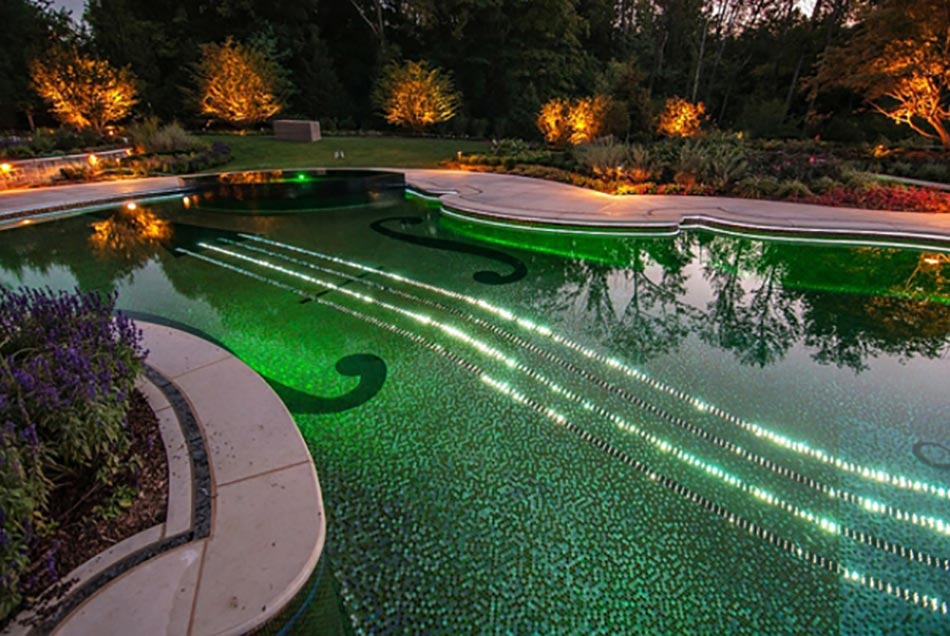 construire sa piscine éclairé en vert