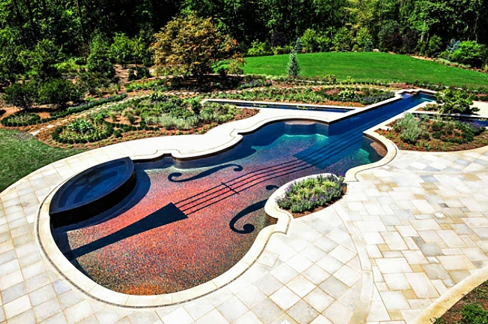 construire sa piscine extérieur en forme de violon