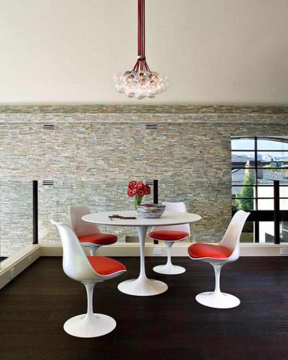salle à manger avec table et chaise tulipe