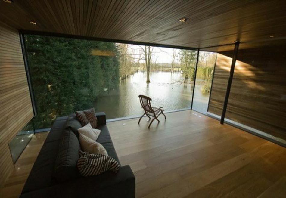 minimaliste living à la vue sur le bois
