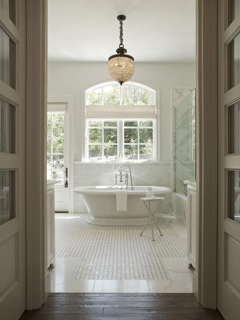 salle de bain spacieuse minimaliste et design