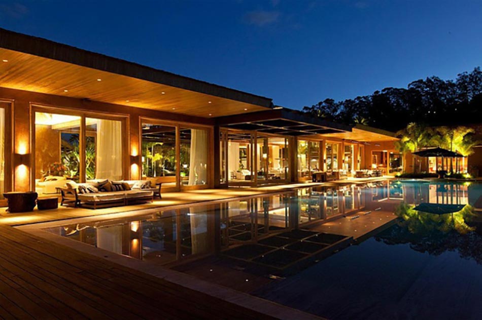 Terrasse et piscine vues de nuit