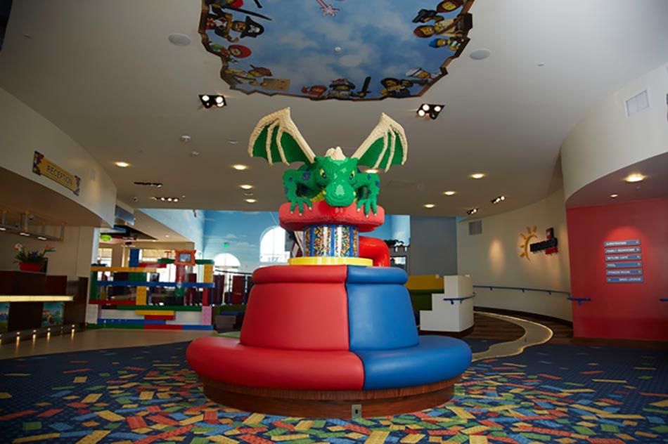 Le lobby de l'hôtel Lego en Californie