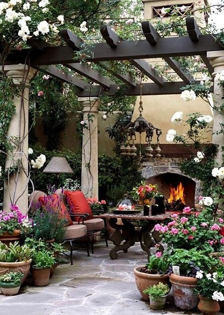mobilier de jardin à la pergola sombre