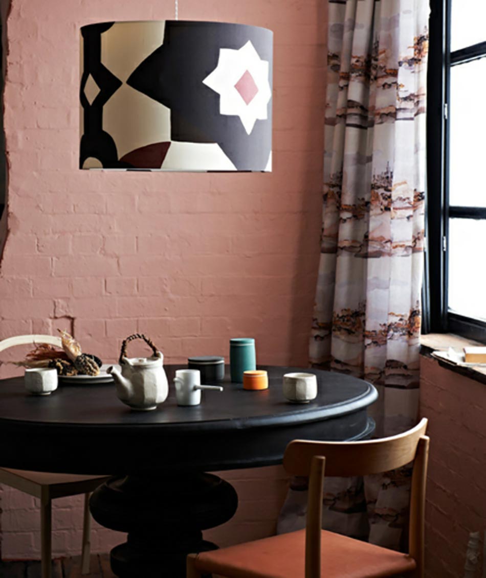 salle à manger moderne aux murs roses