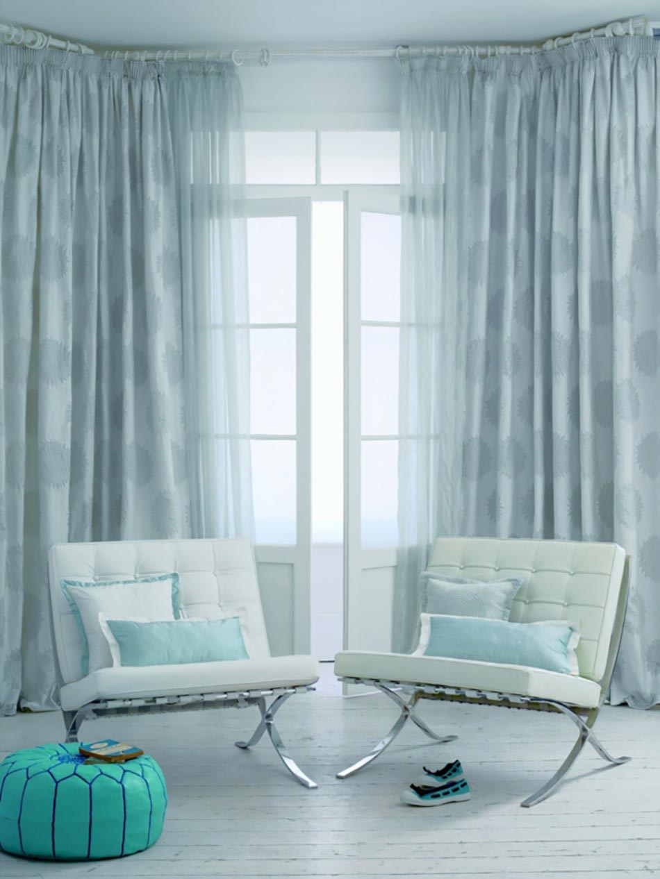 Fauteuils design et tabouret moderne