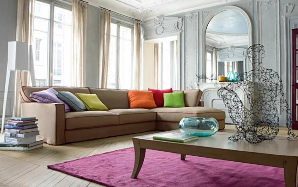 Coussins multicolores pour ce canapé au design moderne