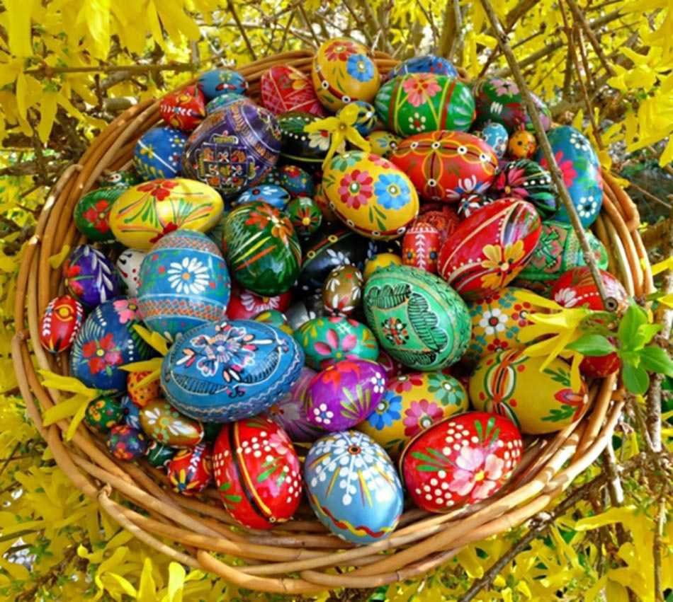 panier de Pâques multicolore