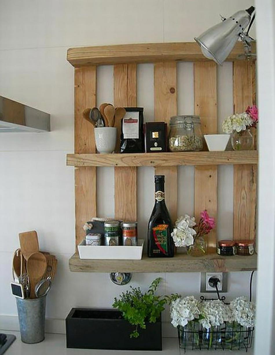 Palette transformée en étagère de jardin
