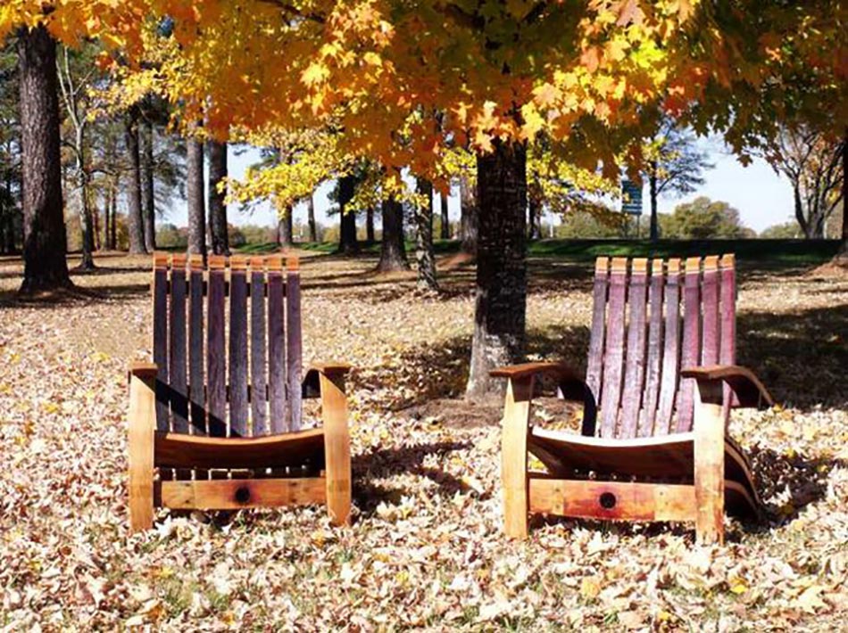Chaise longues en lattes de tonneaux