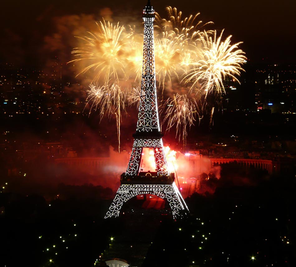 Explosion de feux d’artifice devant la Tour Eiffel