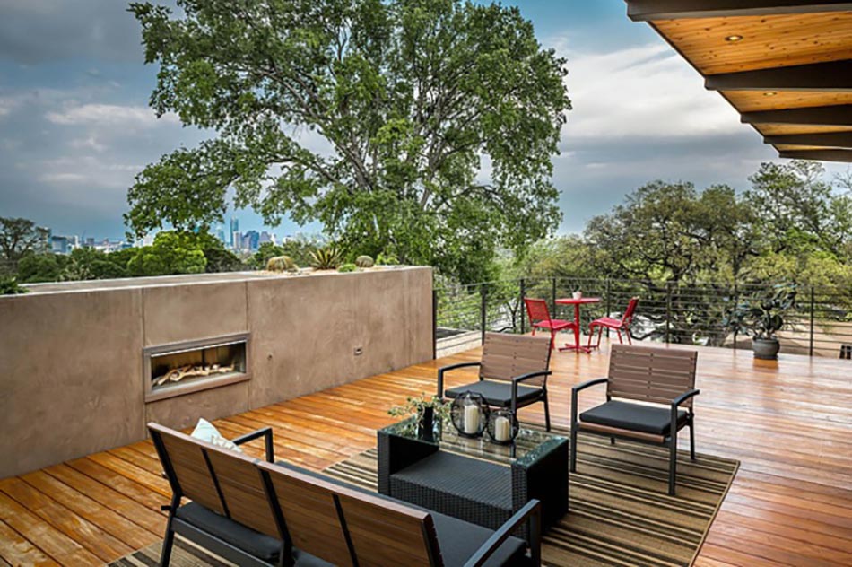 Grande terrasse en bois à la cheminée