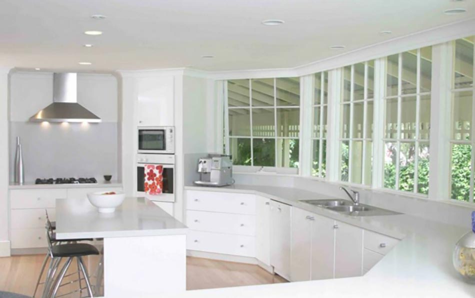 Cuisine blanche propre et coquette