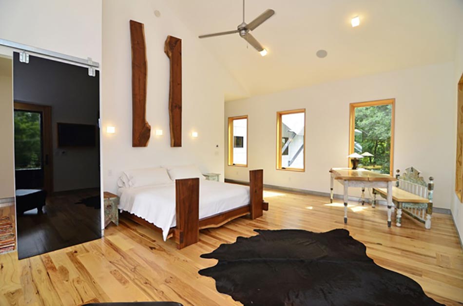 Chambre spacieuse mise en valeur par les touches déco en bois