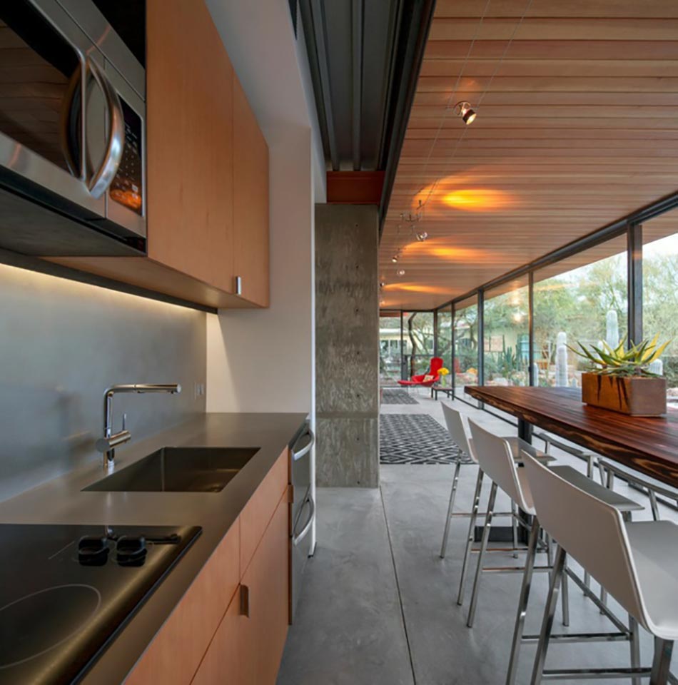 côté cuisine et salle à manger en bois