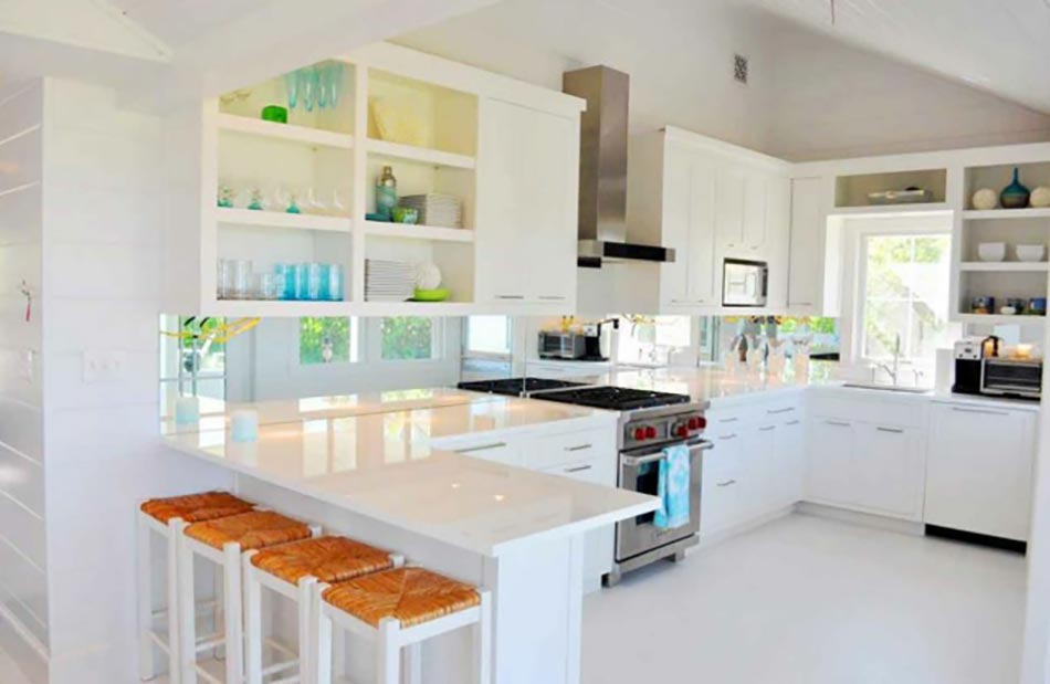 Design blanc et placards ouverts pour cette cuisine
