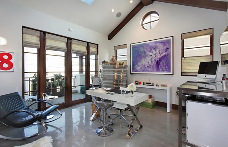 Bureau contemporain tout en blanc à la maison
