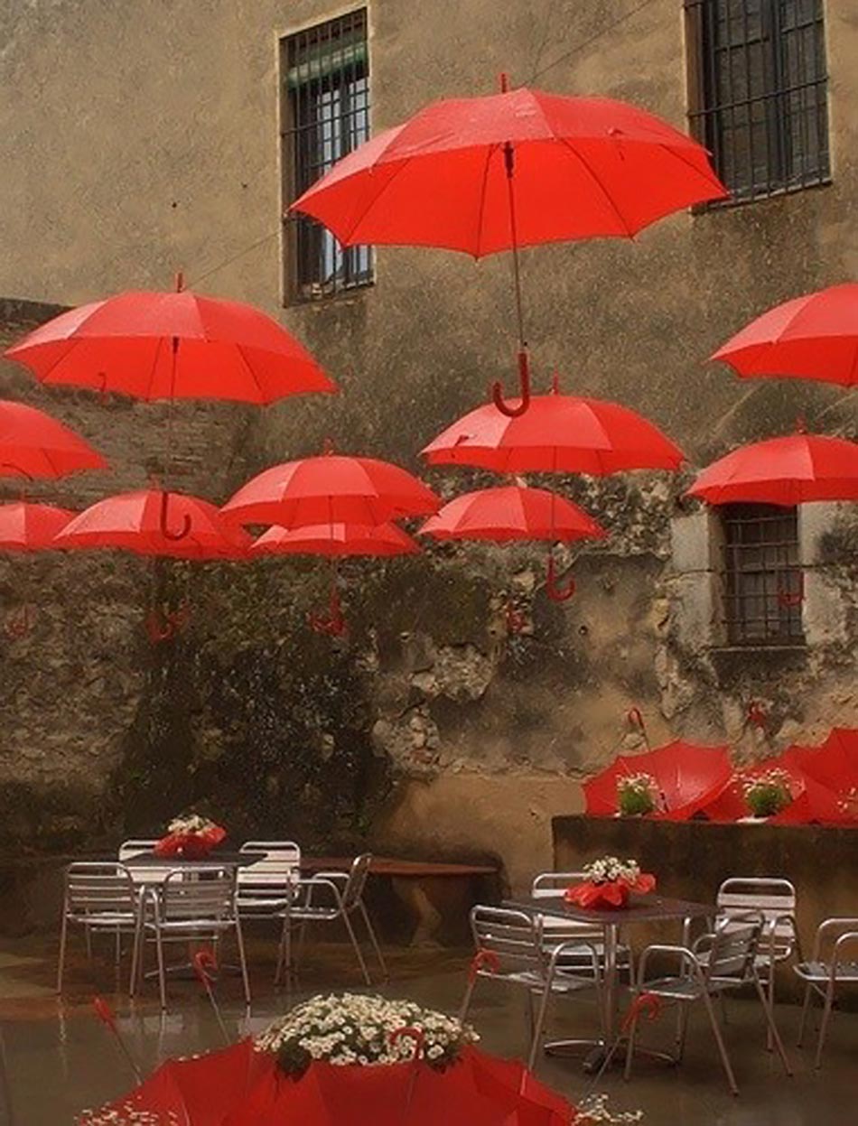 Ambiance surréaliste grâce aux idées déco de parapluies rouges