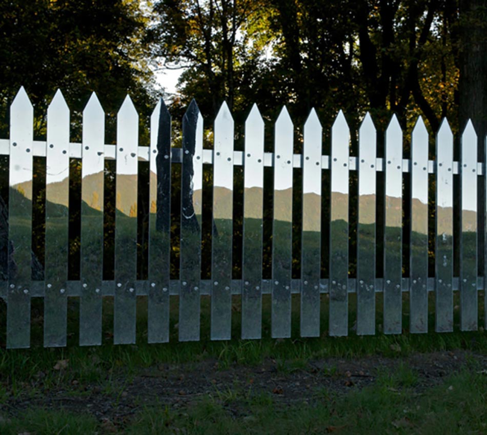 barrière originale en miroir dans le parc