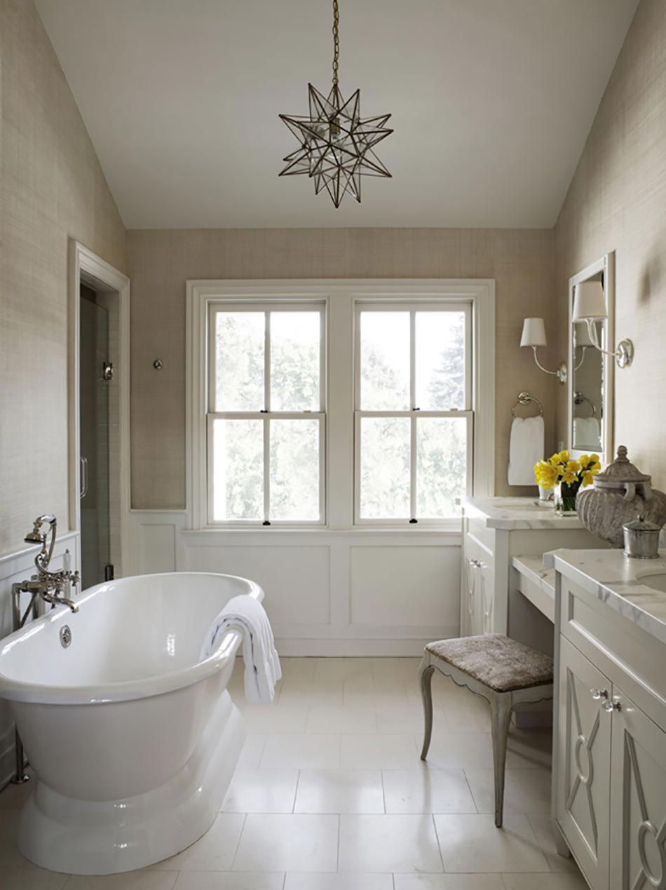 salle de bain design en blanc classique