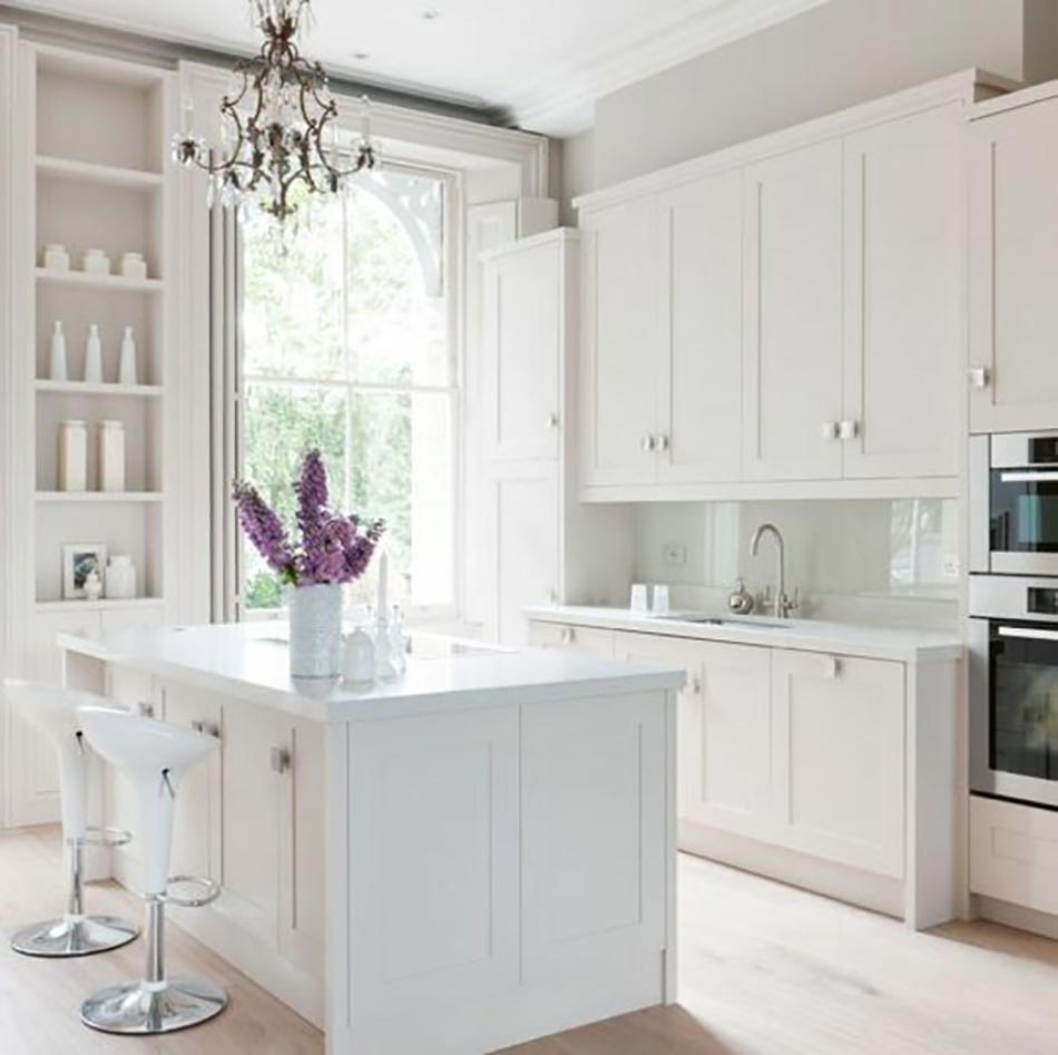Cuisine design et style soutenu en blanc