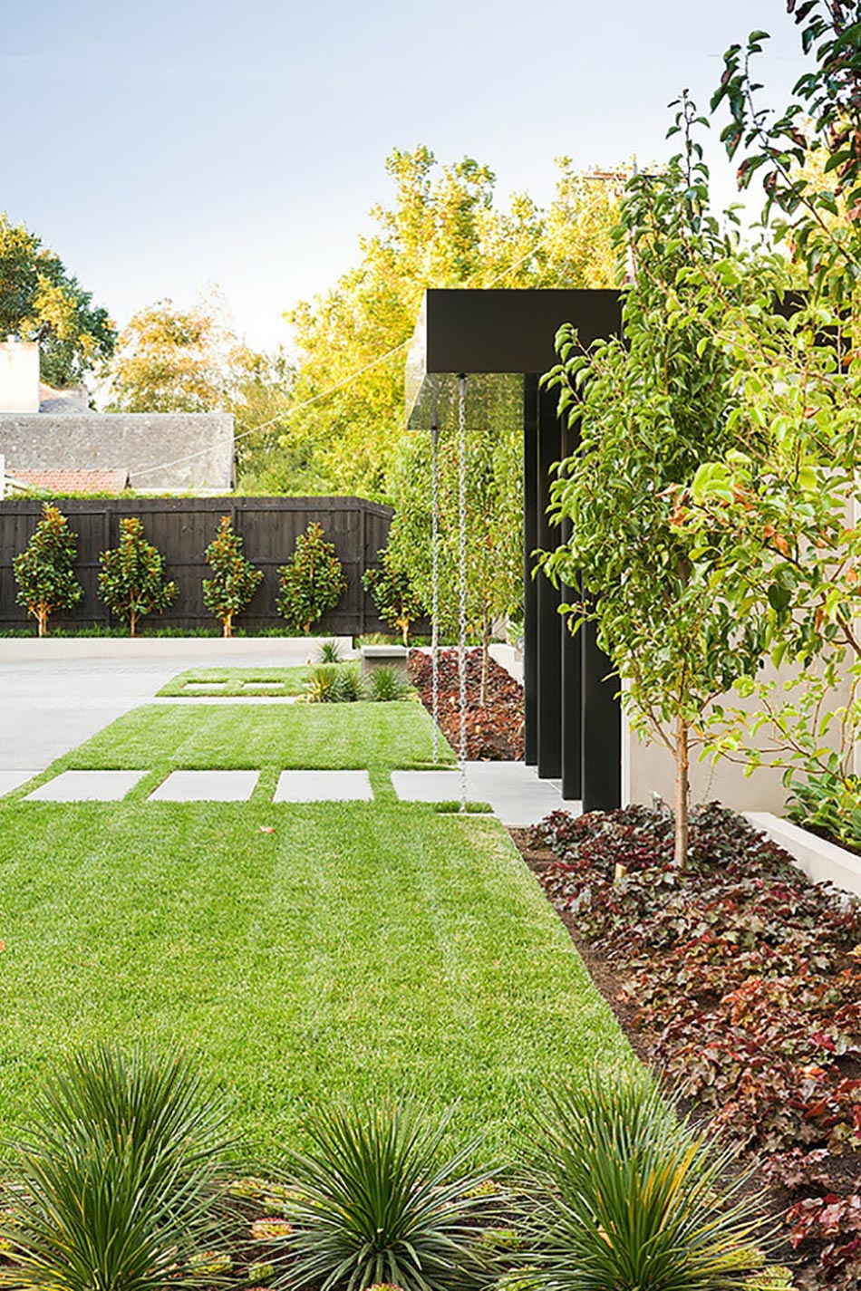 le jardin près la porte d'entrée
