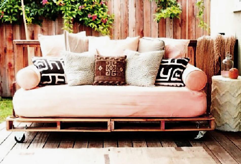 Coussins transformant un lit-banquette en canapé