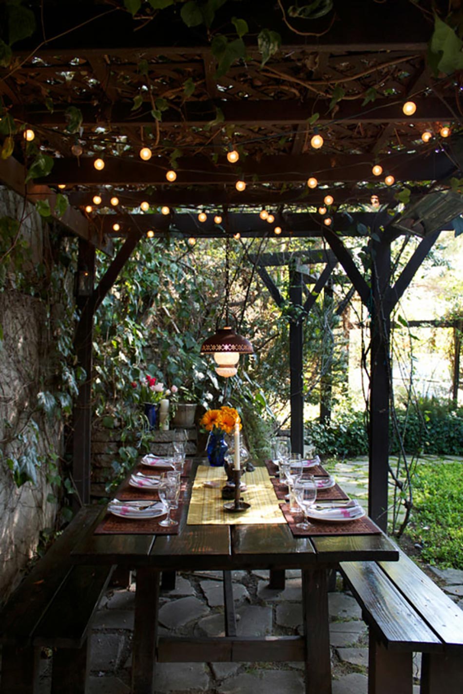 Décoration de table de tous les jours dans le jardin