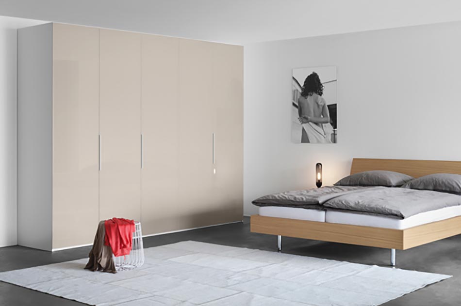 Armoire minimaliste pour la chambre en beige