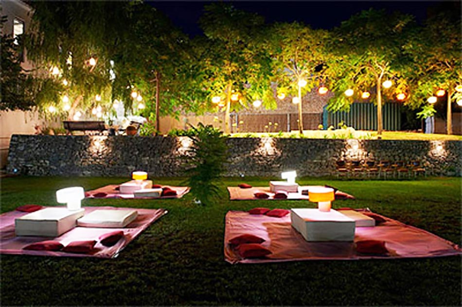 Ambiance créative et accueillante grâce au luminaire jardin