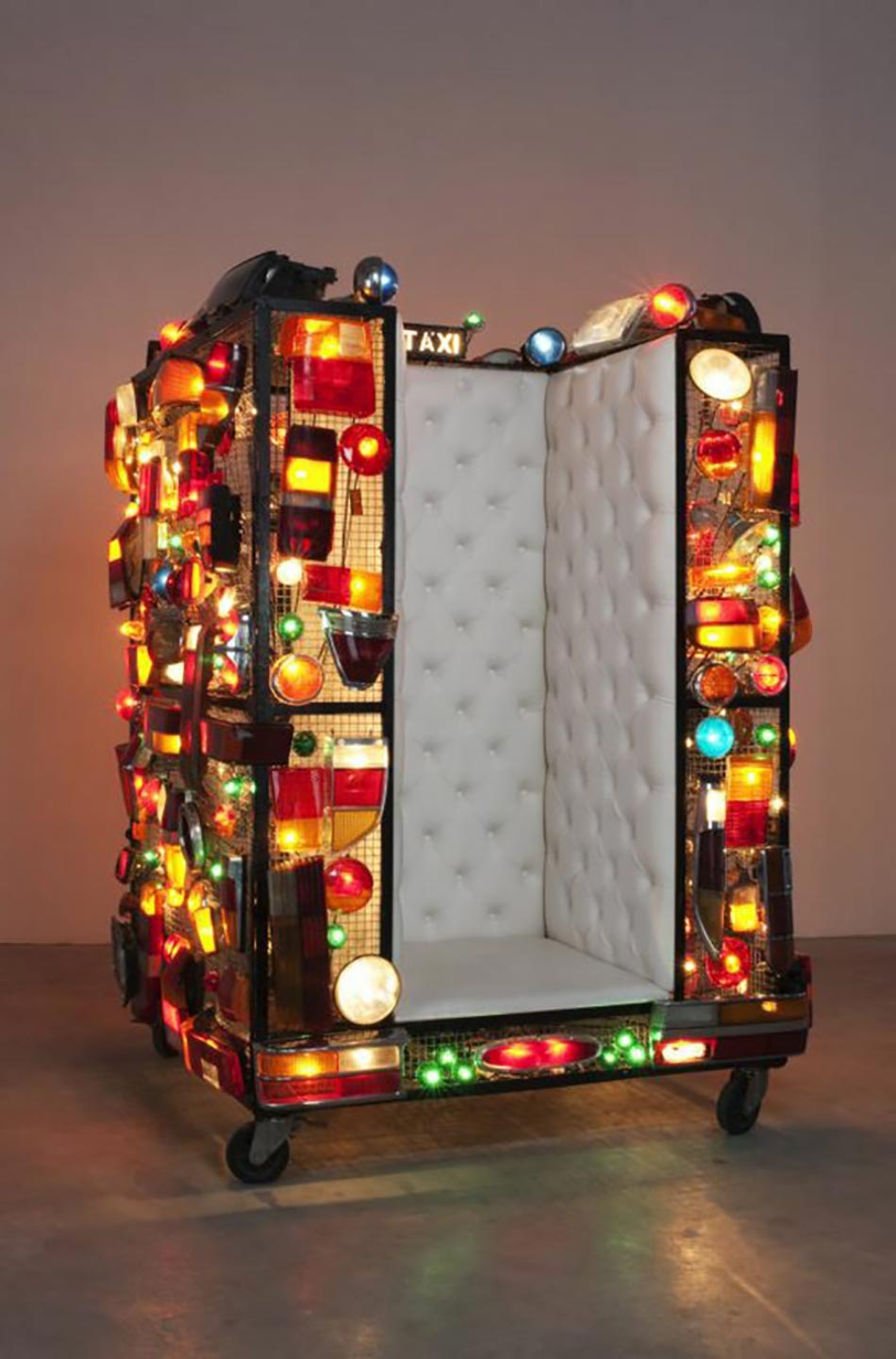 strangers in the night œuvre d'art contemporain par joana vasconcelos