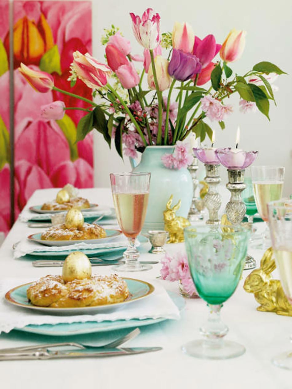 table de repas avec fleurs spéciale Pâques