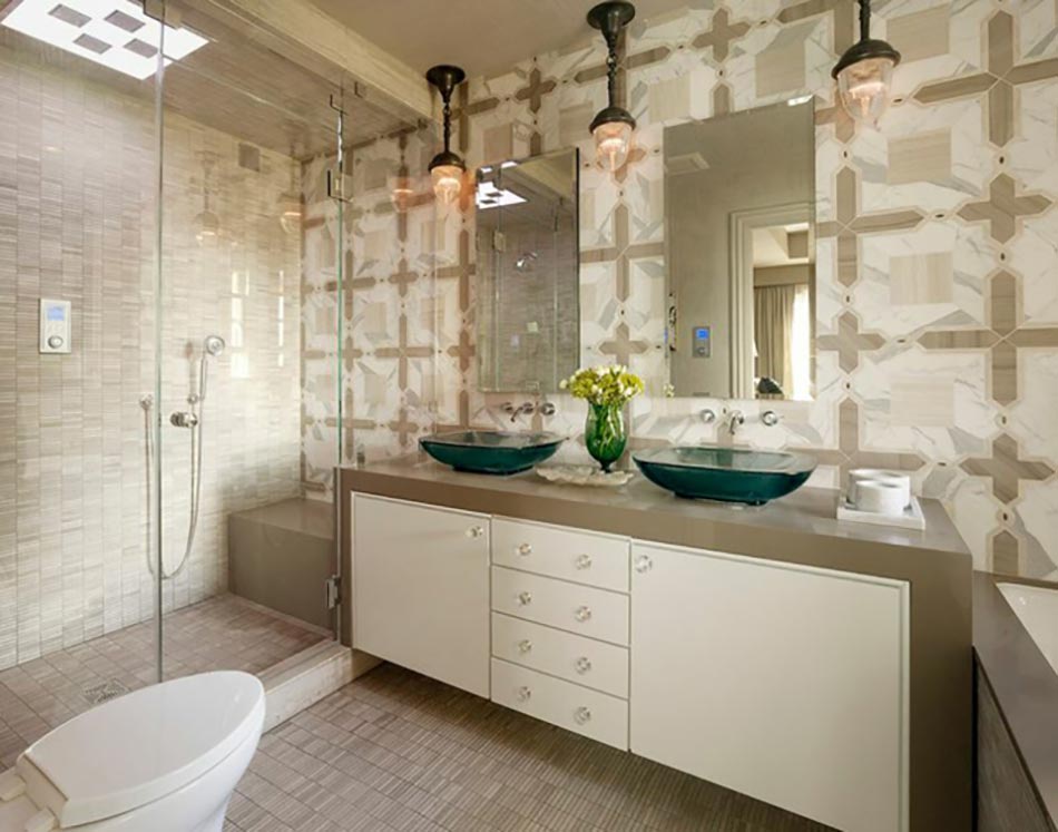 Salle de bain en beige et grande cabine de douche design