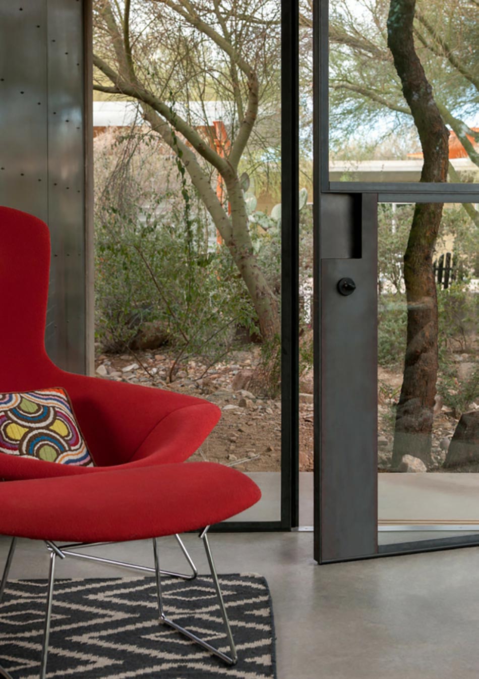 location de maison fauteuil rouge design