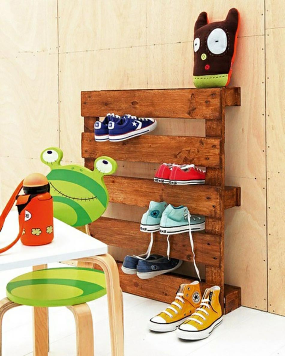 Palettes en bois transformées en étagères chaussures
