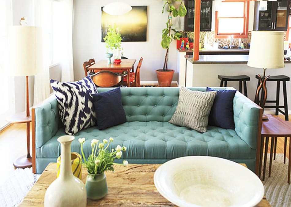 canapé turquoise pour salon design éclectique