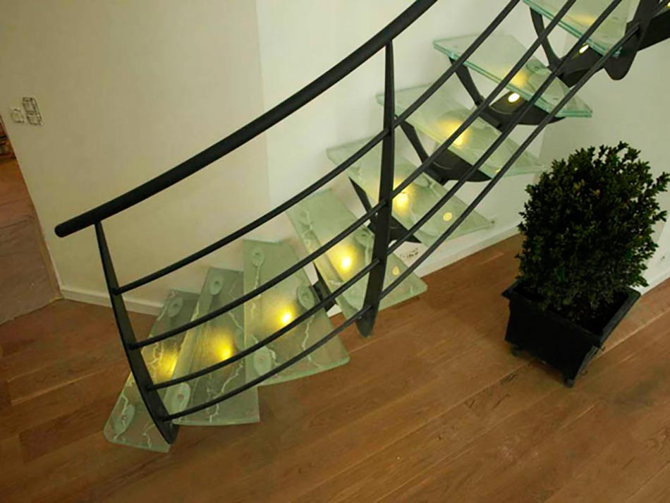 Escalier design verre, métal et lumières