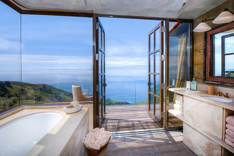 Une des cinq salles de bain dans la maison de luxe