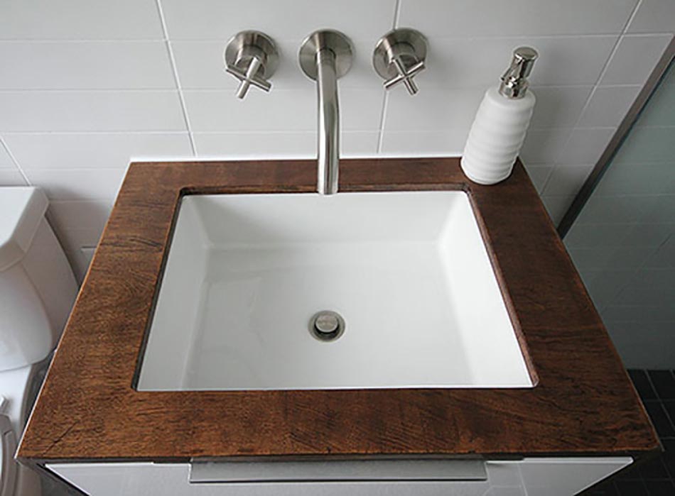 lavabo carré et cadré en bois verni