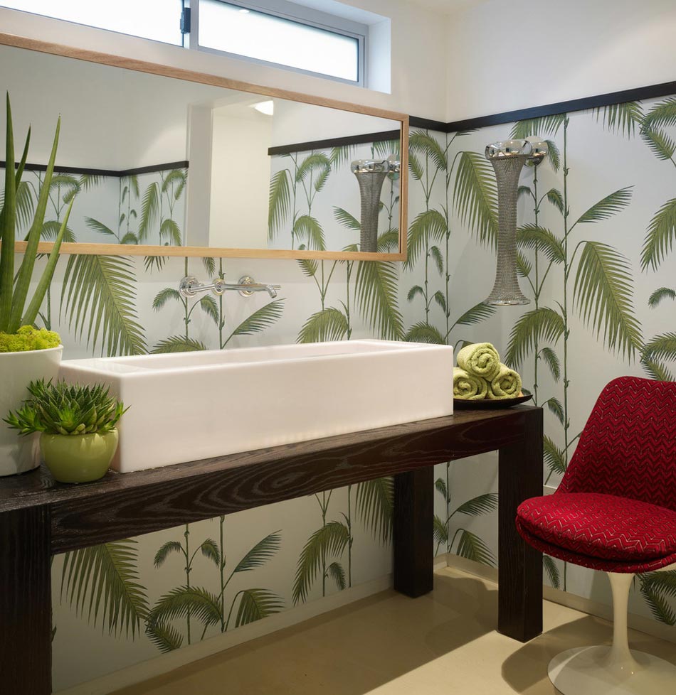 chaise tulipe en tant qu'accessoire de toilettes