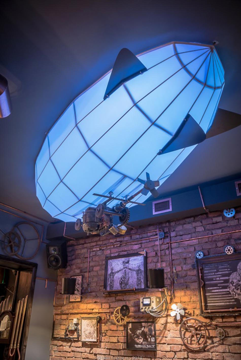 Dirigeable rappelant les œuvres de Jules Verne décor rétro unique bar de nuit design
