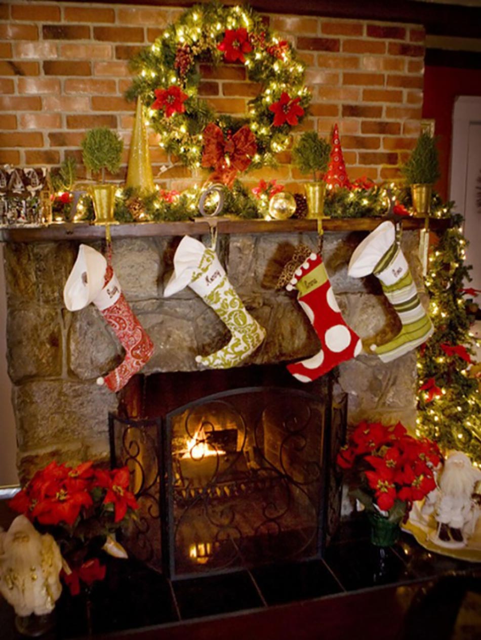 cheminée décorée dans l'esprit festif de Noël