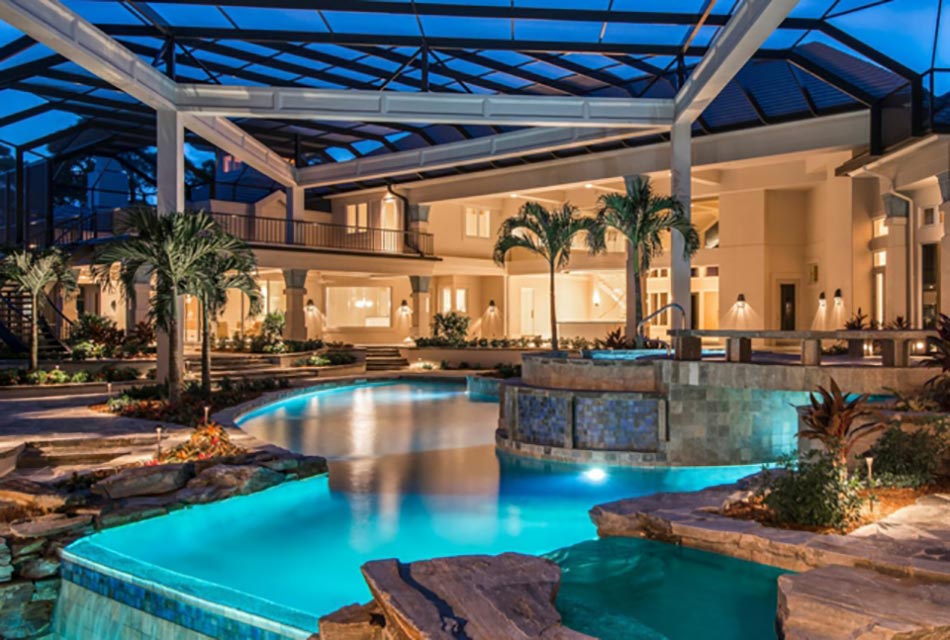 maison avec piscine luxe éclairée dans la nuit