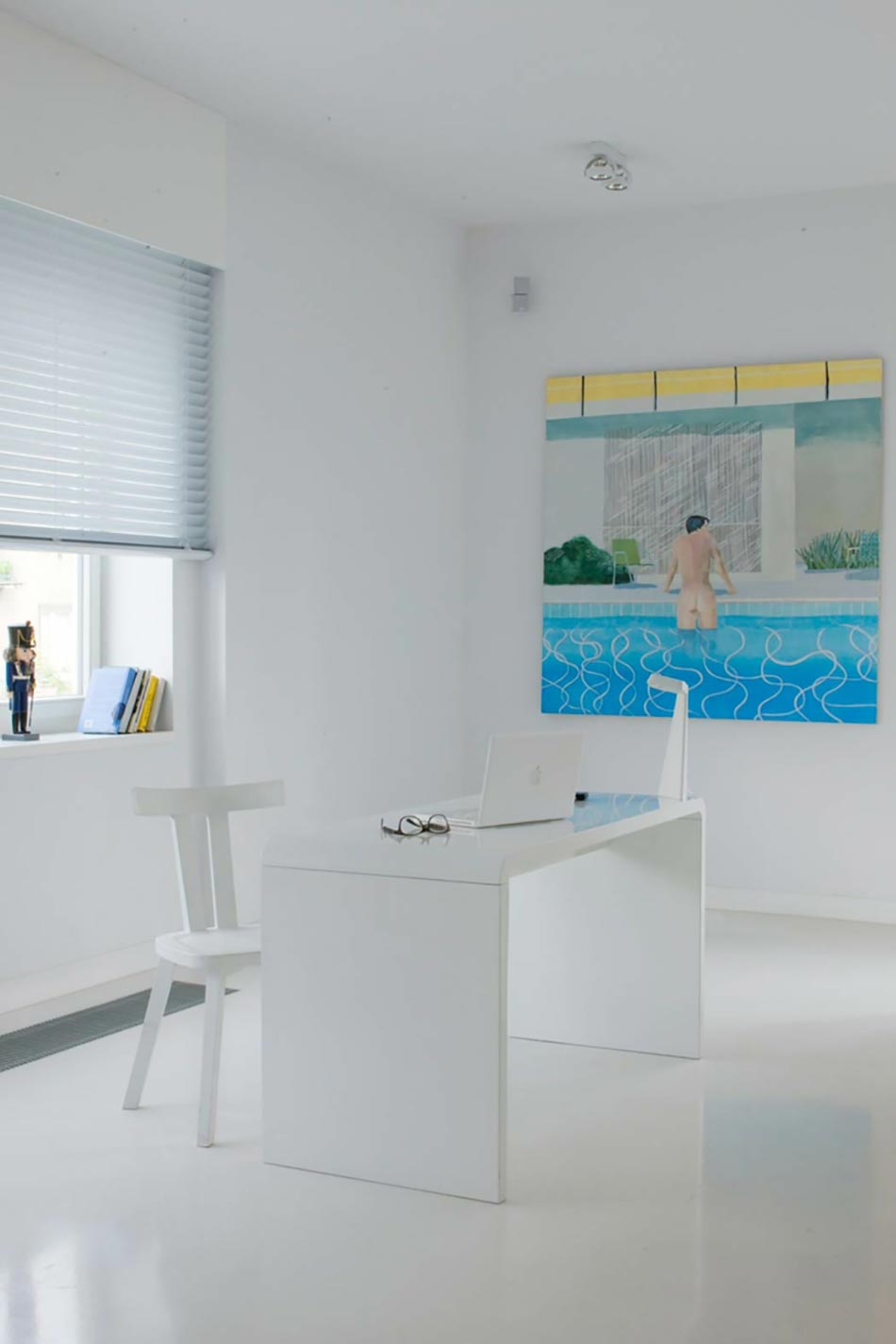 Le bureau aménagé totalement en blanc bureau en blanc appartement moderne