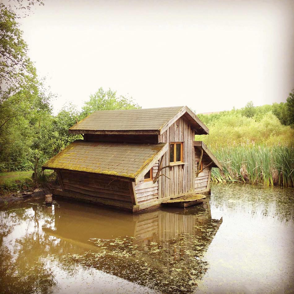 cabane dans le lac avec barque 