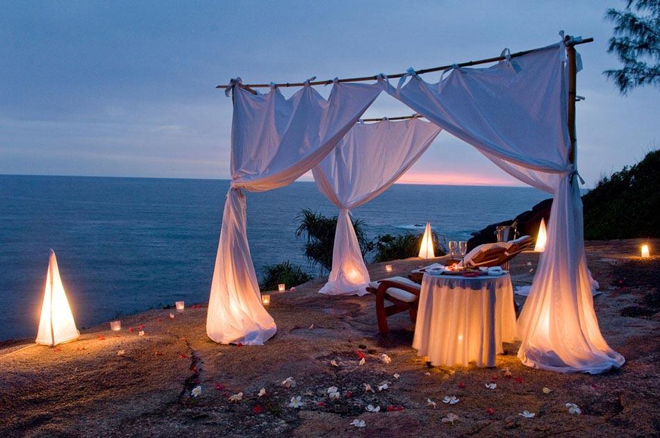 ambiance romance plage exotique diner à deux