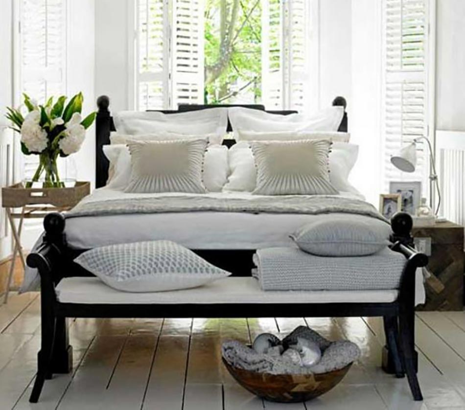 chambre à coucher en blanc et bois foncé