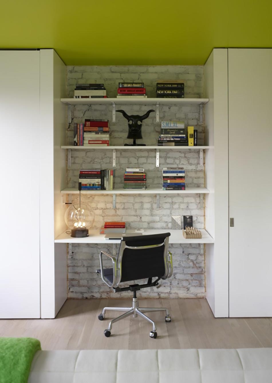 bureau loft design aux étagères