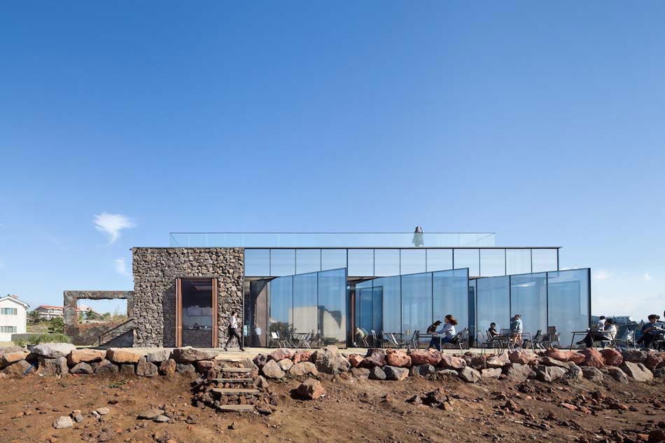pierres, acier, briques et verre pour cette architecture contemporaine